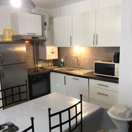 2 Bedrooms For 5 With Parking - Near Tram Angers