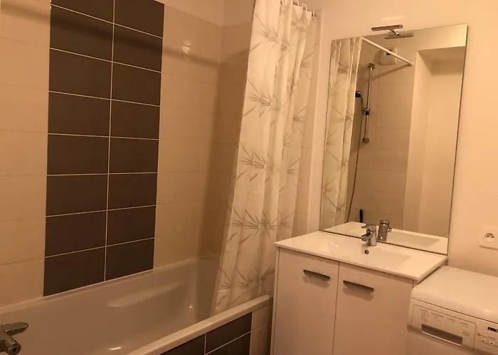 Apartmán 2 Bedrooms For 5 With Parking - Near Tram *