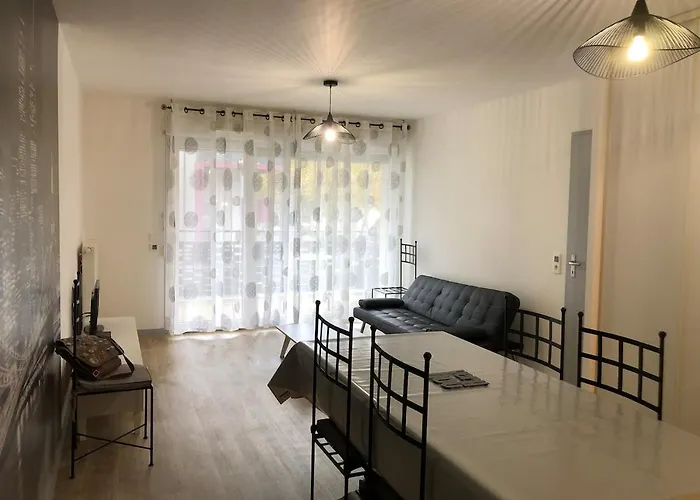 2 Bedrooms For 5 With Parking - Near Tram *