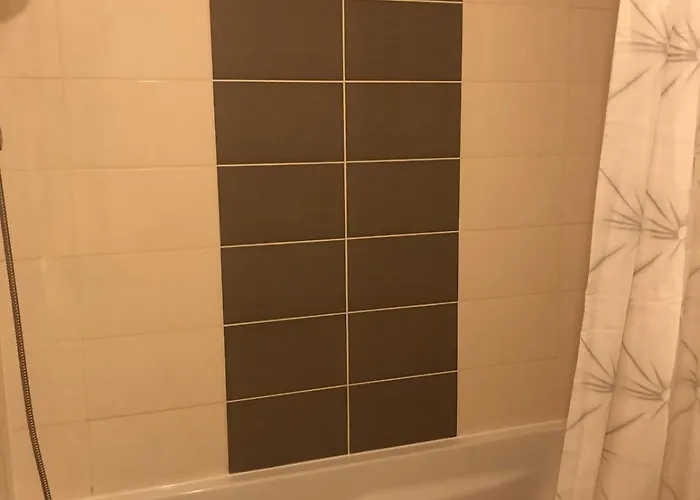 2 Bedrooms For 5 With Parking - Near Tram * Angers