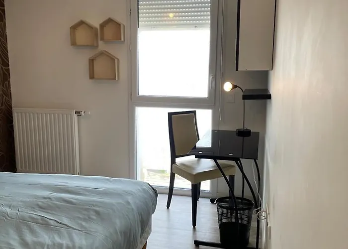 2 Bedrooms For 5 With Parking - Near Tram Apartmán *