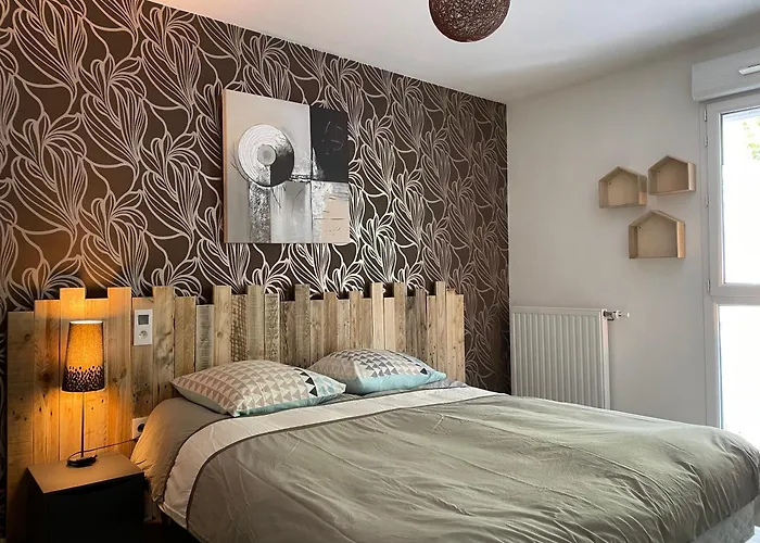 Pmr 2 Avec Parking, Proche Tram Angers